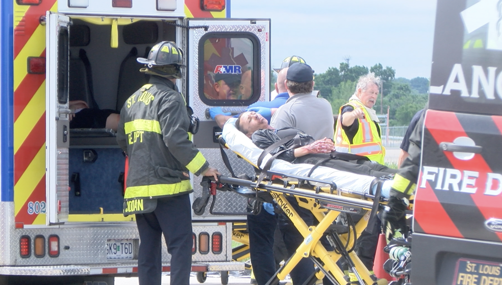 Personal de rescate atienden a una víctima del siniestro simulado de un avión en Lambert durante un simulacro de avión accidentado. Voluntarios fueron maquillados con quemaduras y heridas para añadir realismo al ejercicio de rescate. (foto: J.Klein)